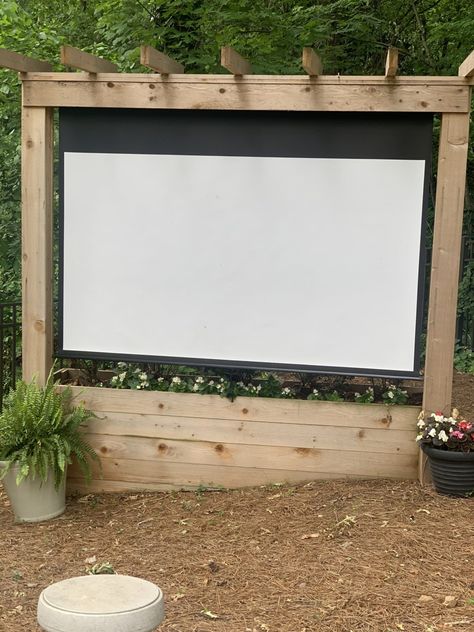 How to Make A Backyard Theater - The Holderness Family Backyard Theater, Holderness Family, Diy Outdoor Movie Screen, Outdoor Projector Screen, Kid Friendly Backyard, Family Backyard, Backyard Oasis Ideas, Outdoor Projector, Backyard Movie