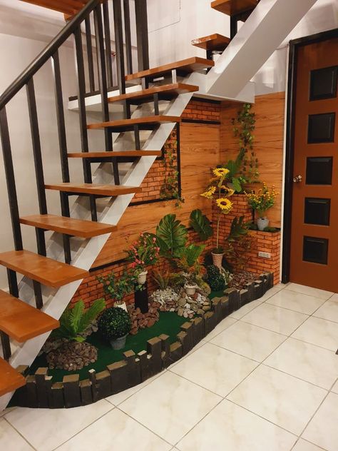 Under Stairs Greenery, Garden Under Stairs Indoor, Under Stair Garden, Small Garden Under Stairs, Stair Garden, تحت الدرج, Under Stair, India House, Staircase Design Modern