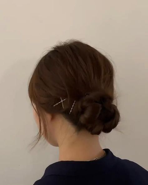 Hair Bun For Short Hair Easy, Korean Bun Tutorial, Korean Low Bun, Korean Bun Hairstyles, Short Hair Bun Tutorial, Korean Hair Bun, Hair Bun For Short Hair, Hair Styles Korean, Ulzzang Hairstyle