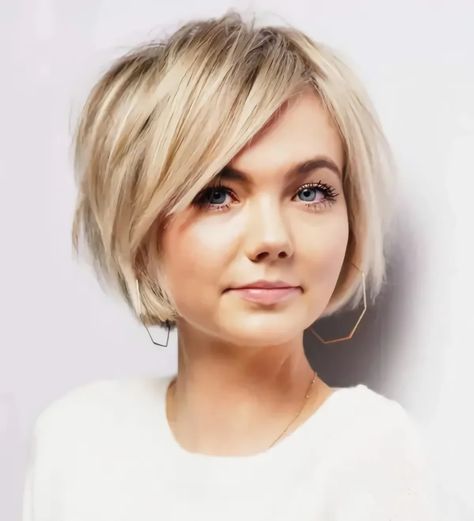 Short Hair 40, Androgynous Haircut, Wedge Haircut, Chin Length Haircuts, Side Bangs Hairstyles, Chin Length Hair, Fun Hair, Short Bob Haircuts, Short Hair Styles Easy