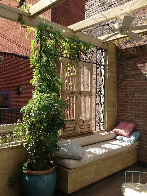 Secret reading nook. If what you love most is to escape with a good book, a tucked-away reading nook is what you need. In a corner of this garden, a cushioned bench gets extra privacy from hanging vintage shutters and vines trailing down from overhead. Ombra Pergola, Outdoor Reading Nooks, Balcony Privacy Screen, Iron Trellis, Balcony Privacy, Balkon Decor, Patio Privacy, Diy Trellis, Pergola Garden