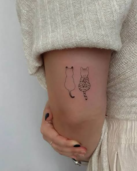 Minimalist Cat Tattoo, Cat Tattoo Simple, Cute Cat Tattoo, Minimal Tattoo Design, Cat Tattoo Designs, Cute Little Tattoos, Cat Tattoos, Discreet Tattoos, Subtle Tattoos