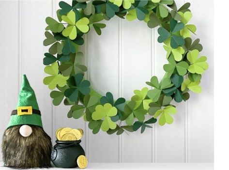 St Patricks Day Paper Craft, Diy St Patricks Day Wreath, Clover Wreath, Fete Saint Patrick, Orange Craft, St Patricks Crafts, St Luke, St. Patrick’s Day, Door Hangings