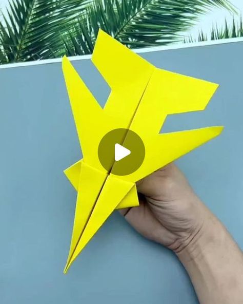 Paper Craft Plane, Paper Plane Tutorial, Plane Ideas, Ideas For Mother's Day, Paper Plane, Craft Tutorial, Paper Craft, Easy Crafts, Mother's Day