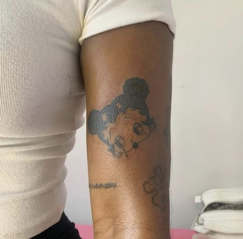 Black Women Patchwork Tattoos, Fine Line Tattoo Black Skin, Outer Arm Tattoos For Women, Colored Tattoos On Brown Skin, Tattoos Black Women, Dark Skin Tattoo, Nerd Tattoo, Ribbon Tattoos, Black Girls With Tattoos