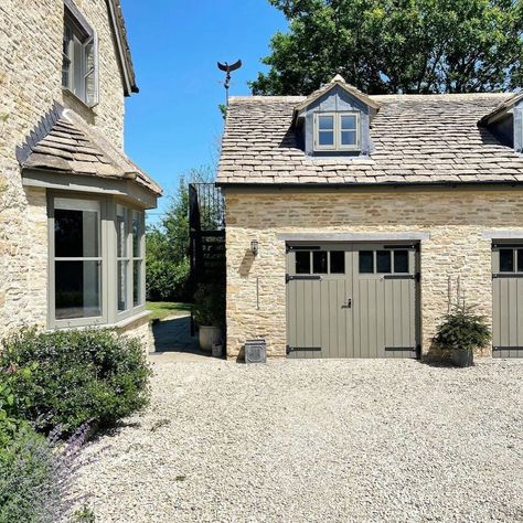 • Kathy • Interiors • on Instagram: “Baba’s barn on a recent sunny day - nothing quite beats Cotswold stone in the summertime. . Remember when I broke to you the rumours of a…” English Farmhouse Exterior, Cotswold Stone, English Farmhouse, Cottage Exterior, Dream Cottage, Countryside House, Stone Cottage, Farmhouse Exterior, Garage House