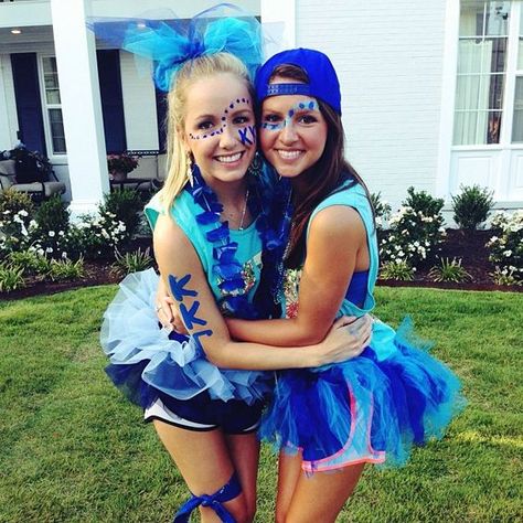 So much blue! Kappa Kappa Gamma at University of Arkansas. Bid Day. School Spirit Face Paint, Spirit Day Ideas, Sports Day Outfit, Homecoming Spirit Week, School Spirit Week, School Spirit Days, Homecoming Spirit, Spirit Week Outfits, Color Wars