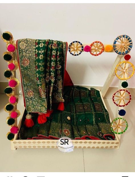 Chhab Decoration Idea For Engagement, Cloth Packing Ideas For Wedding, Mrg Decoration, Engagement Packing, Chhab Decoration, Saree Packing, Wedding Hampers, Engagement Tray, Monochromatic Quilt