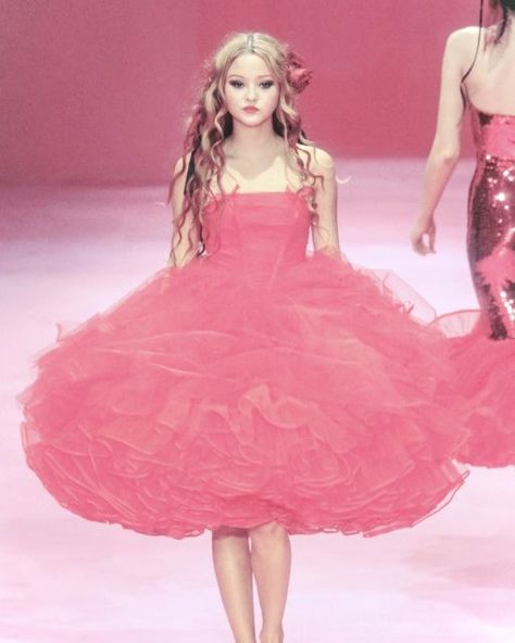 AYERHS on Instagram: "Devon Aoki for Betsey Johnson Spring 1999 #90s #runway #betseyjohnson" Betsey Johnson Prom Dress, Betsey Johnson Runway, 90s Fashion Show, 2000s Outfit, Devon Aoki, Betsey Johnson Dress, 2000s Outfits, Betsey Johnson Shoes, Betsey Johnson Dresses