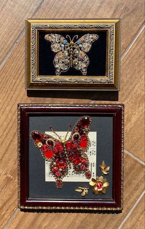 Jewelry Tree Diy, Jewelry Collage, Jewel Art, Jewelry Repurposed, Jewelry Frames, Mosaic Jewelry, Vintage Jewelry Repurposed, Vintage Repurposed, Vintage Jewelry Art