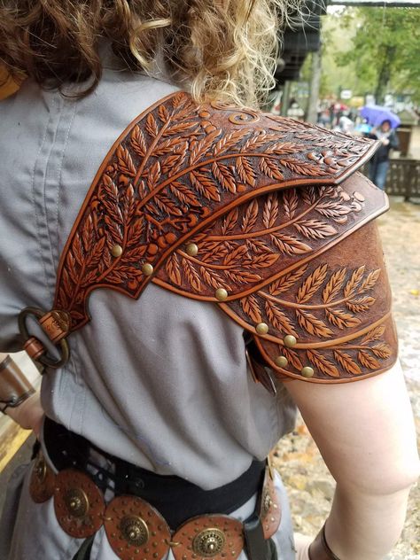 Male Larp Costume, Armor Pattern Design, Diy Pauldrons, Armory Aesthetic, Leatherwork Aesthetic, Leather Armor Dnd, Diy Leather Armor, Dnd Druid Outfit, Leather Armor Women