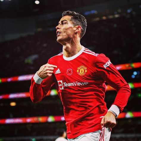 Cristiano ronaldo in manchester united #cristiano #cristianoronaldo #ronaldo #ronaldo7 #ronaldofans #ronaldoedits #ronaldoskills Ronaldo Man Utd, Cr7 Icons, God Of Football, Ronaldo Skills, Manchester United Legends, Man Utd, Man United, Tottenham Hotspur, Celebrity Pictures