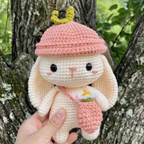 Crocheting a long-eared rabbit wearing hat crochet pattern is an adorable project that can make a perfect gift or decoration. Crochet Pusheen, Easy Crochet Animals, Crochet Bunny Pattern, Bunny Crochet, Crochet Rabbit, Kawaii Crochet, Bunny Doll, Fun Crochet Projects, Crochet Diy