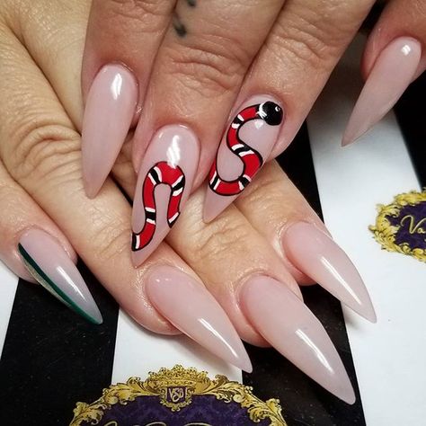 A Snake Nail Art, Snake Nails, Snake Nail, Sunglasses Ideas, Gucci Snake, Gucci Nails, Exotic Nails, Nails 2020, Glam Nails