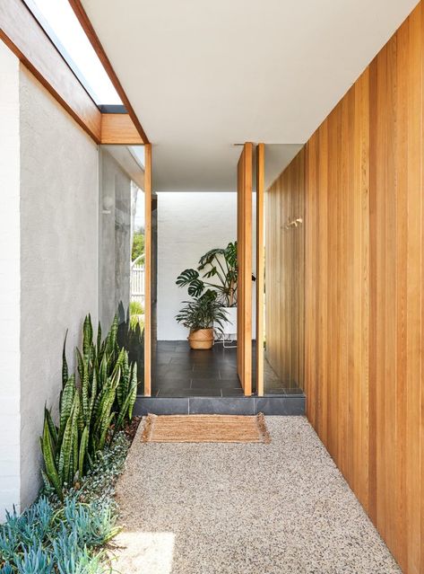 A Mid-Century Inspired Home In Torquay, VIC, Surprises Mid Century Entrance, Modern Front Porches, Mcm House, Grasshoppers, Mid Century Architecture, Mid Century Modern Interiors, Modern Tiles, Entryway Ideas, Modern Beach House