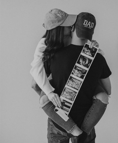 Couple Pregnancy Announcement Photoshoot, Dad Announcement Pregnancy, Funny Pregnancy Pictures, Classy Pregnancy Announcement, Pregnancy Reveal Photoshoot, Funny Maternity Pictures, Couple Pregnancy Pictures, Pregnancy Couple, Dad Pregnancy Announcement