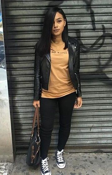 @KortenStEiN T Shirt And Sneakers Outfit Black Women, Outfits With Black And White Converse, Brown Pants Outfit For Women, Chuck Outfits, Chucks Outfit, Winter Ootd, Custom Dress, Dress Order, Pinterest Fashion