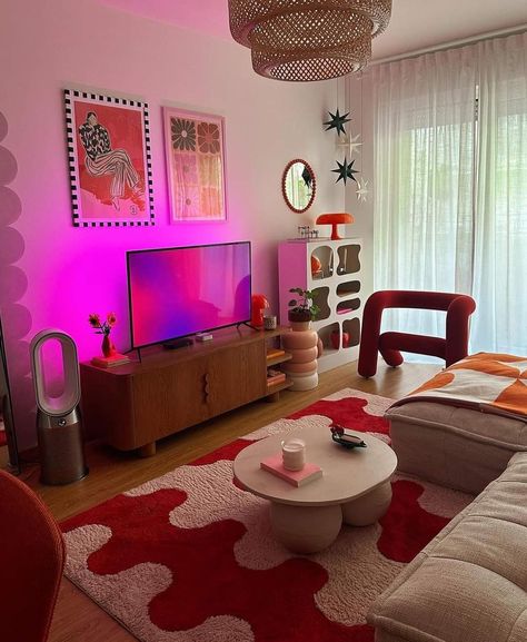 Colorful Minimalist Living Room, Eclectic Apartment Living Room, Pink And Orange Living Room, Modernist Apartment, Funky Living Rooms, Apartment Deco, Apartment Decorating Living, Colorful Apartment, Pink Living Room