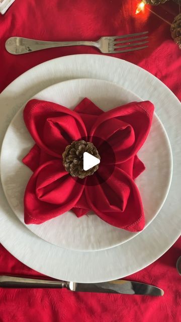 Manuela Mazzocco on Instagram: "✨Poinsettia Napkin Fold✨
Elevate your holiday gatherings with a touch of seasonal charm by incorporating the enchanting Poinsettia Napkin Fold into your Christmas dinner table decor
Find this and several more napkin folds in my website. Link in profile. DM/comment for more 
#napkinfold #tutorial #howto #napkin #tabledecor #holidaytable" Diamond Pocket Napkin Fold, Napkin Folding Ideas With Flowers, Poinsettia Napkin Folding, Napkin Tree Fold, Napkin Folding Ideas In Bowl, Christmas Decor Ideas For Dinner Table, Cute Napkin Folding, Napkins Folding Ideas Christmas, Napkin In Wine Glass Ideas