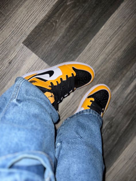 Jordan Taxi Outfit, Jordan 1 Mid Taxi, Jordan Mid, Pretty Sneakers, Air Jordan 1 Mid, Jordan 1 Mid, Air Jordan 1, Jordan 1, Air Jordan