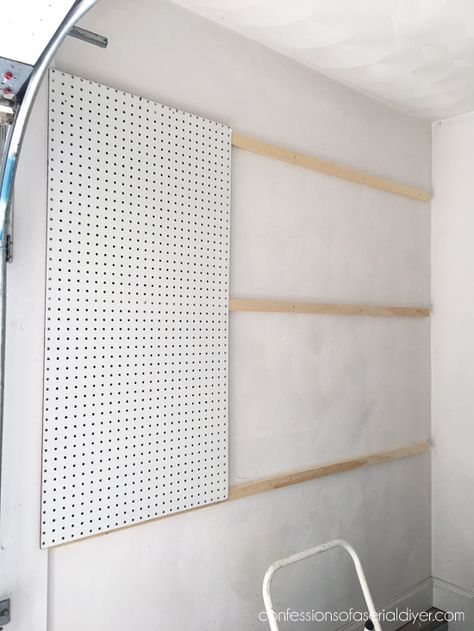 Diy Peg Board, Peg Board Walls, Sewing Room Storage, Pegboard Organization, Art Studio Room, Room Hacks, Craft Room Design, Quilting Room, Sewing Rooms