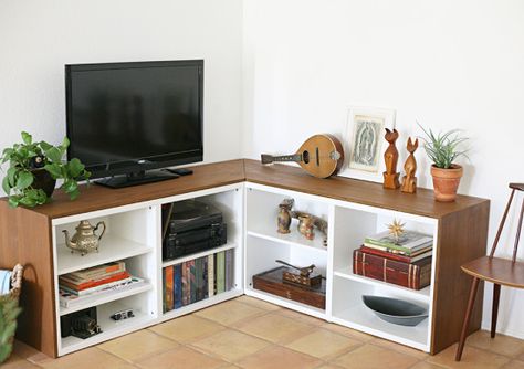 two ikea besta bookshelves in a corner with a piece of high quality plywood encasing them. Tv Cabinet Ikea, Corner Tv Cabinets, Besta Ikea, Corner Tv Unit, Corner Bookshelves, Corner Tv Stand, Ikea Besta, Corner Tv, Ikea Hackers