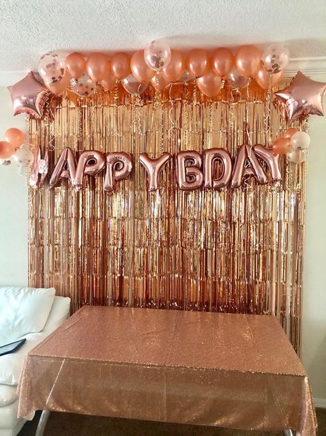 Decoraciones Aesthetic, Cake Table Decorations Birthday, First Birthday Decorations Girl, Fancy Birthday Party, Birthday Deco, Gold Tablecloth, Bday Decor, 18th Birthday Decorations, 16th Birthday Decorations