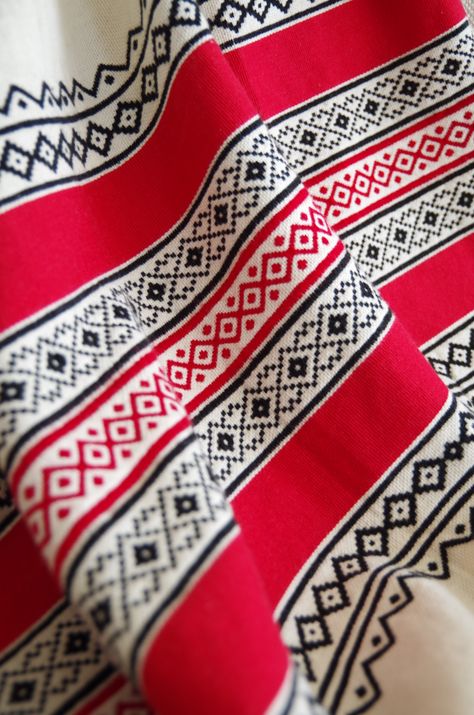 Toda Shawls known as 'puthukulli' made by the Toda tribe in the Nilgiri Hills of tamilnadu. Toda Embroidery Motif, Toda Embroidery Design, Toda Tribe, Toda Embroidery, Sindhi Culture, Kalamkari Blouse Designs, Logomark Design, Indian Arts And Crafts, African Women Art