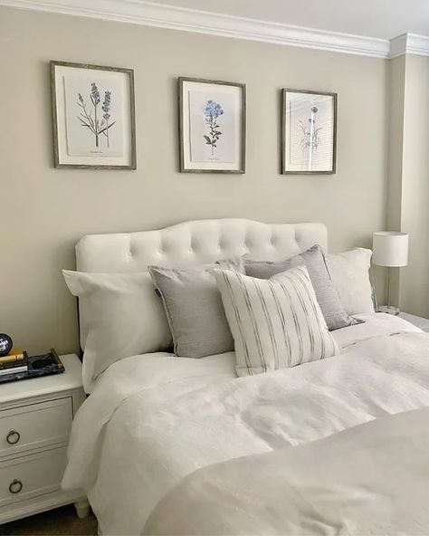 Bedroom with gallery wall Benjamin Moore Edgecomb Gray Edgecomb Gray Bedroom, Light Beige Bedroom, Beige Bedroom Interior, Benjamin Moore Bedroom, Benjamin Moore Edgecomb Gray, Grey Bedroom Paint, Edgecomb Gray, Gray Painted Walls, Off White Walls