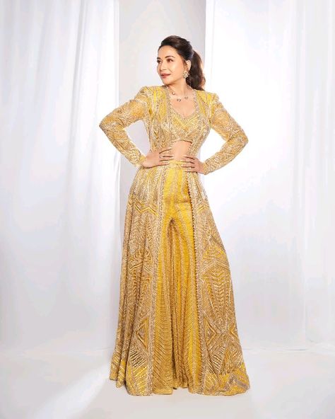 Haldi Indowestern Outfit, Roka Outfits, Haldi Outfits, Indian Bride Outfits, Bride Outfits, Pink Kpop, Madhuri Dixit, Bride Clothes, Wedding Outfits