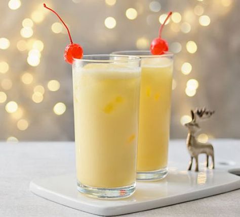 Classic snowball Snowball Cocktail, Snowball Drink, Snowball Cocktail Recipe, Snowball Recipe, Traditional Christmas Drinks, Classic Eggnog, Christmas Yummies, Sparkling Lemonade, Christmas Cocktail Party