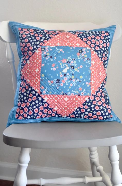 Giant Economy Block Pillow :: Free Pattern — Clover & Violet Economy Block, Seasonal Pillows, Quilted Pillow Covers, Pillow Covers Pattern, Quilted Pillow Shams, Patchwork Cushion, Pretty Pillow, Patchwork Pillow, Sewing Pillows