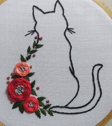 Flower Handwork Designs, Simple Embroidery Hoop, Animal Embroidery Patterns, Sulaman Pita, Cat Embroidery Design, Embroidery Hoop Art Diy, Simple Hand Embroidery Patterns, Cat Embroidery, Hand Embroidery Patterns Flowers