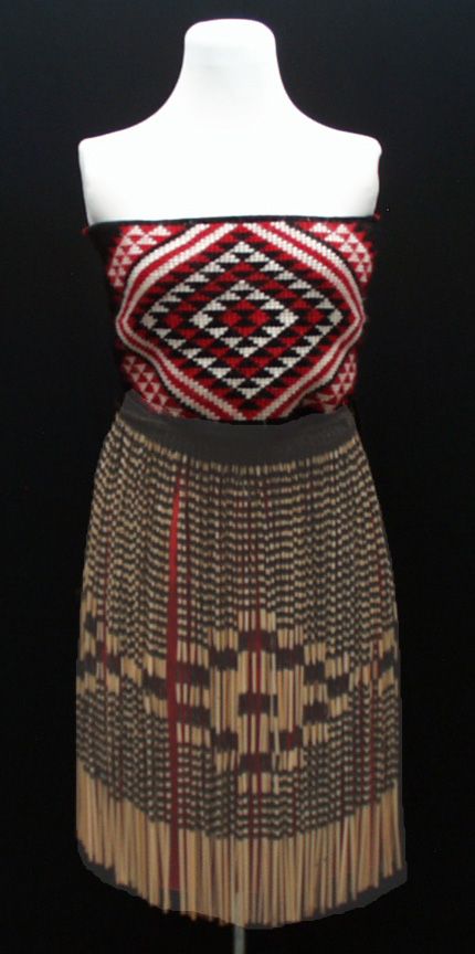 Female NZ Maori kapa haka dress/costume.  I embroidered a very similar Pari (bodice) to this one when my daughter joined an Australian based Kapa Haka group. Kapa Haka Costumes, New Zealand Traditional Clothing, Traditional Maori Clothing, New Zealand Clothes, Maori Traditional Clothing, Maori Outfit, Maori Dress, New Zealand Outfits, Maori Aesthetic