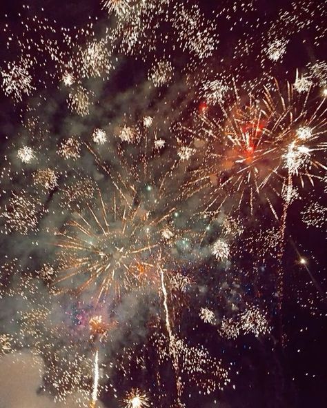 Fourth Of July Aesthetics, Aesthetic Fireworks Wallpaper, Fireworks Aesthetic Pictures, New Years Fireworks Aesthetic, Cute Firework Pictures, Fire Work Aesthetic, New Years Asethic, New Year Fireworks Aesthetic, New Years Aesthetic Wallpaper