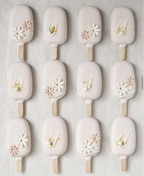 Boho Cake Pops Ideas, Daisy Cakesicles, Fairy Cakesicles, Baby In Bloom Cake Pops, Cake Pop Favors, Candy Treat Box, Ariel Party, Boho Cake, White Baby Showers