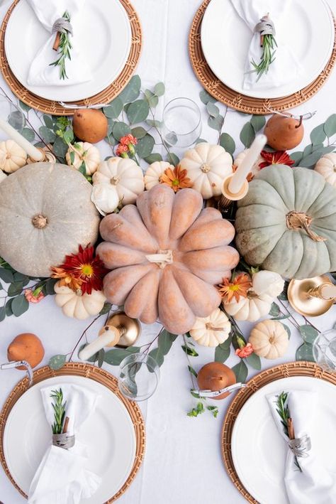 Thanksgiving Tablescape Inspiration – Closetful of Clothes Thanksgiving Lunch Decor, Thanksgiving Decor Aesthetic, Thanksgiving Table Settings Centerpieces, Autumn Fireplace, Thanksgiving Decorations Diy Table, Thanksgiving Table Settings Diy, Heirloom Pumpkins, Pumpkin Tablescape, Thanksgiving Tablescape