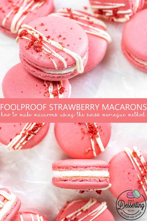 Strawberry Macarons Strawberry Macarons Recipe, Easy Macaroons, Rose Macarons, Macarons Easy, Vanilla Macaroons, Strawberry Macaroons, Easy Macaroons Recipe, Entremet Recipe, Recipe Desert