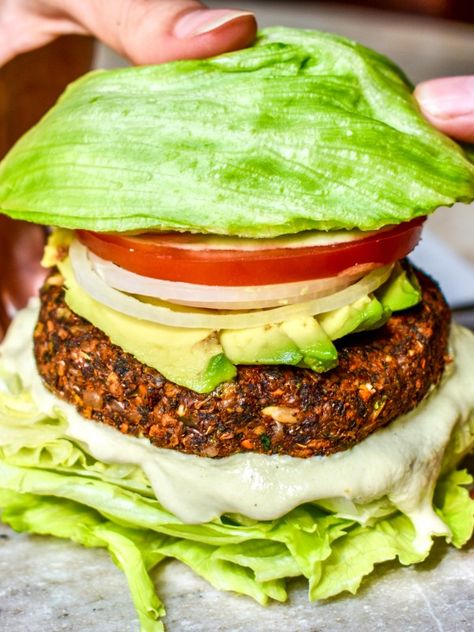 Raw Stuffed Bell Peppers, Raw Vegan Spaghetti, Raw Vegan Burger, Raw Vegan Burger Recipe, Raw Vegan Recipes For Beginners, Raw Vegan Tacos, Raw Vegan Meals, Raw Time, Raw Dinner