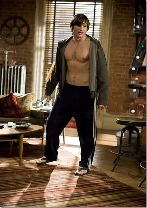 Ashton Kutcher Shirtless, Aston Kutcher, Colson Baker, Ashton Kutcher, Hot Actors, Cute Celebrities, Wearing Clothes, Celebrities Male, Celebrity Crush