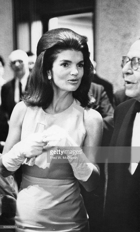 American former First Lady Jacqueline Bouvier Kennedy (later Onassis, 1929 - 1994) attends an opening at the Whitney Museum of American Art, New York, New York, September 27, 1966. Jacqueline Bouvier, Aristotle Onassis, Labrant Family, Jackie O Style, Lee Radziwill, Jackie Onassis, Whitney Museum, Jackie O, Lady Diana