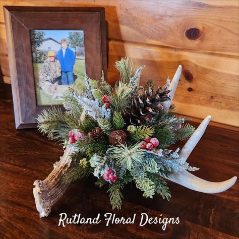 Deer Antler Christmas Wreath Diy, Christmas Deer Antler Decor, Antler Centerpiece Christmas, Antler Flower Arrangement, Western Christmas Centerpiece Ideas, Crafts With Deer Antlers, Deer Antler Crafts Projects Diy, Crafts With Antlers, Christmas Decor With Antlers