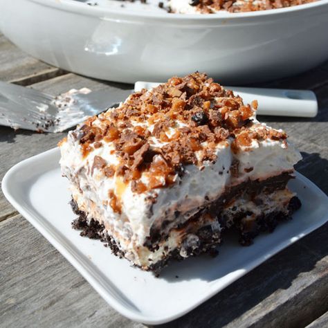 Oreo Toffee Layered Dessert {no bake} Toffee Oreo Dessert, 7 Layer Dessert, Heath Desserts, Chocolate Layer Dessert, Dessert No Bake, Toffee Dessert, Cold Chocolate, Toffee Cheesecake, Icebox Cakes