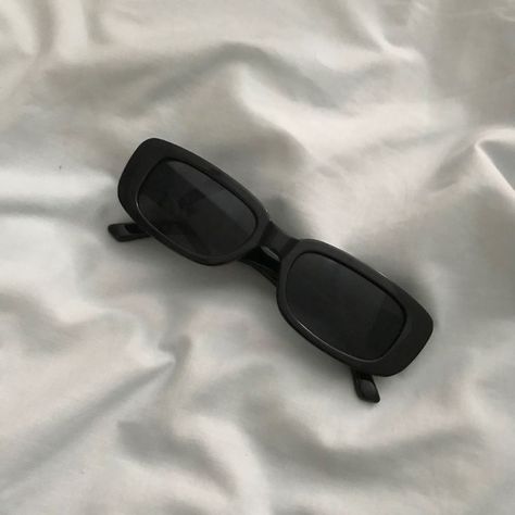 Chic Sunglasses, Trendy Glasses, Fashion Eye Glasses, Stylish Glasses, Aesthetic Women, Men Fashion Casual Outfits, Retro Aesthetic, Black Sunglasses, White Aesthetic