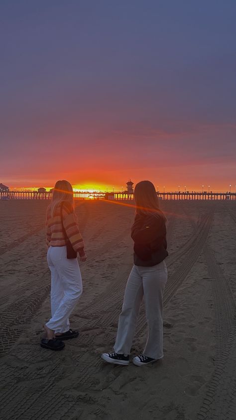 Huntington Beach at Sunset. Cali Beach Pictures, Hungtinton Beach California, Huntington Beach Aesthetic, Huntington Beach Photoshoot, Things To Do In Huntington Beach Ca, Huntington Beach California Aesthetic, Hunstanton Beach, California Pictures, Huntington Beach California