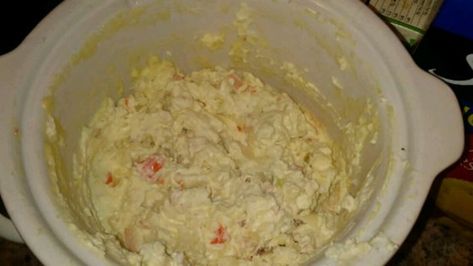 Get the flavor of crab rangoons in this hot dip made in the slow cooker with cream cheese, sour cream, crab meat, and garlic powder. Crockpot Crab Dip, Crockpot Dips, Rangoon Dip, Crab Cakes Easy, Crab Rangoons, Crab Rangoon Dip, Recipes Soul Food, Crock Pot Dips, Hot Crab Dip