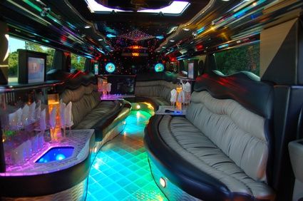 Birthday Limo Ideas possible idea for sweet 16 th Fancy Birthday Party, Limo Ride, Limo Party, Party Bus Rental, Sweet Sixteen Parties, Birthday Party For Teens, Teen Party, 18th Birthday Party, Party Bus