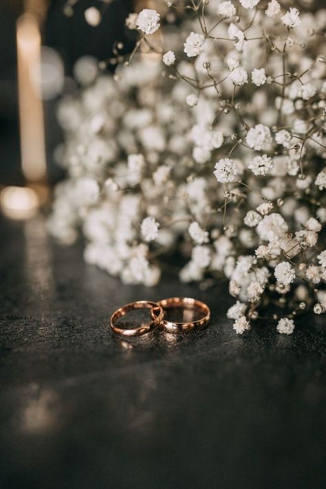 Ring Photoshoot, Wedding Photography Detail Shots, Winter Wedding Destinations, Bridal Pose, خواتم خطوبة, Movement Photography, Wedding Ring Photography, Ring Photography, Wedding Portrait Poses