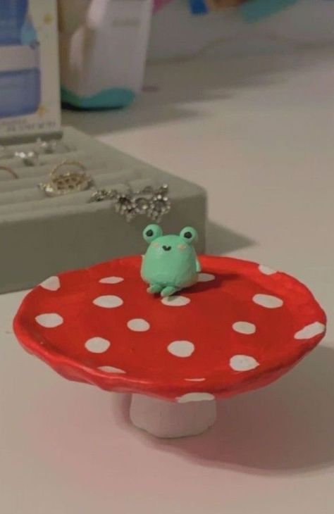 Biscuit Aesthetic Art, Joyeros Aesthetic, Frog Clay, Story Script, Aesthetic Frog, Clay Mushroom, Diy Aesthetic, Air Dry Clay Projects, Clay Diy Projects