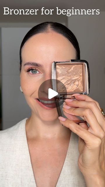 ASTA Jurksaite - Makeup Artist on Instagram: "Powder Bronzer tips for beginners ✅

Please let me know if it’s been helpful?

If you have some other bronzer tips to add feel free to leave them in the comments so we can all learn together 🫶🏻

Products used:
@hourglasscosmetics Ambient lighting bronzer Nude bronze light 
Available @spacenk 
@sosucosmetics P01 brush
@rarebeauty Tinted pressed finishing powder Ivory 
@croiajewellery Earrings and rings

Bronzer application-bronzer tips-makeup tips- makeup for beginners- makeup placement- makeup101" Where Does Bronzer Go On Your Face, How To Apply Bronzer For Beginners, How To Use Bronzer, Bronzer Placement, Where To Apply Bronzer, Bronzer Tutorial, Makeup Placement, Bronzer Tips, Bronzer Application